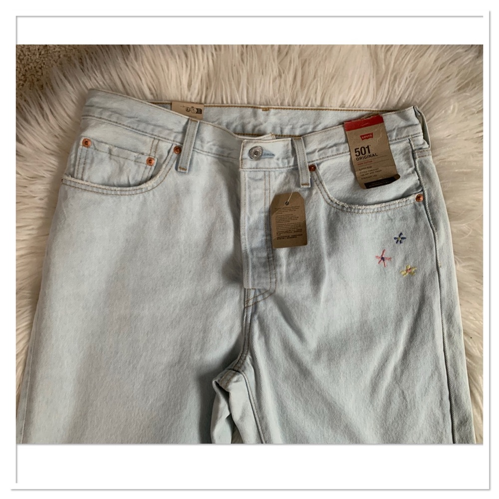 NWT Levi's 501 Light Wash Embroidered Jeans Blue Size 32 - Picture 2 of 15
